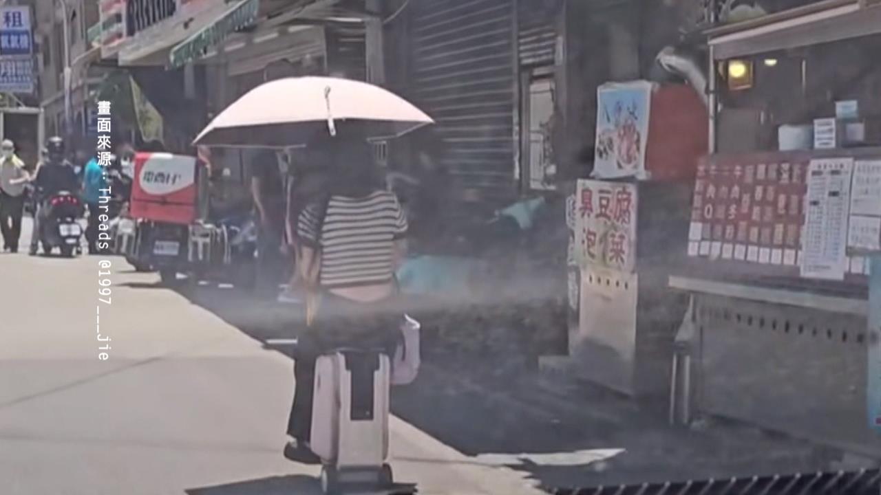 扯！女子騎「電動行李箱」橫行馬路　警：已違法將開罰