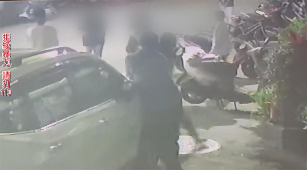 口角糾紛爆衝突！　2女街頭大打出手上演格鬥秀