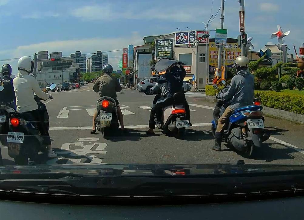 快新聞／宜蘭現機車雙載奇景！　後座乘客全程高舉遮陽板路過民眾看傻