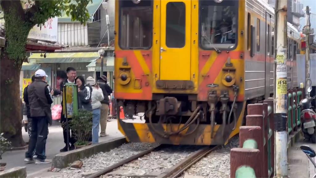 菲籍女遊客「站鐵道旁」拍照！下一秒竟「遭火車撞」…驚悚畫面曝