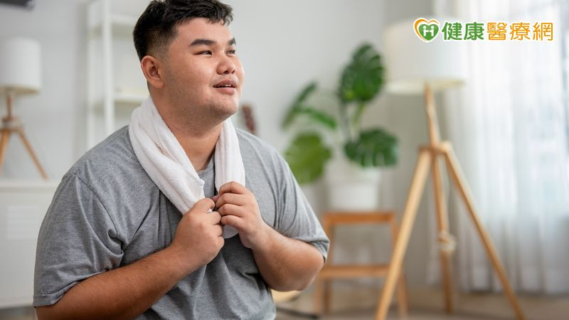 體重破百28歲男胸悶冒冷汗!就醫一檢「三條冠狀動脈全塞」險沒命