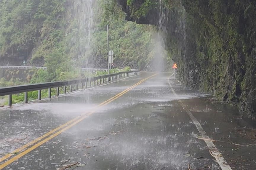 快新聞／卡努牛步挾豪雨！　公路局宣布「10公路警戒」不排除封路
