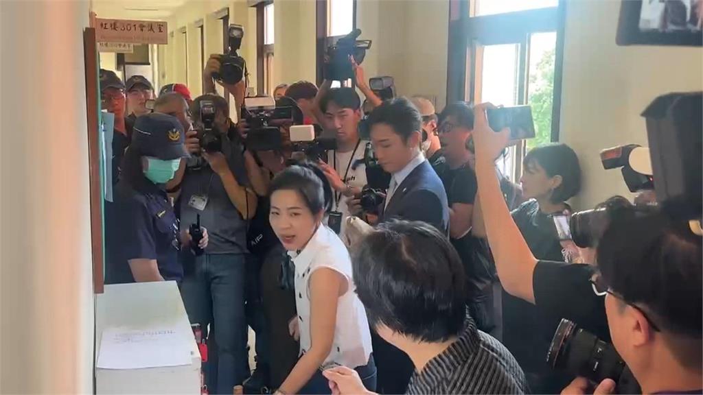 向前行(影)／咆哮「沒看過全程秘密會議」！他揭徐巧芯背後政治目的！