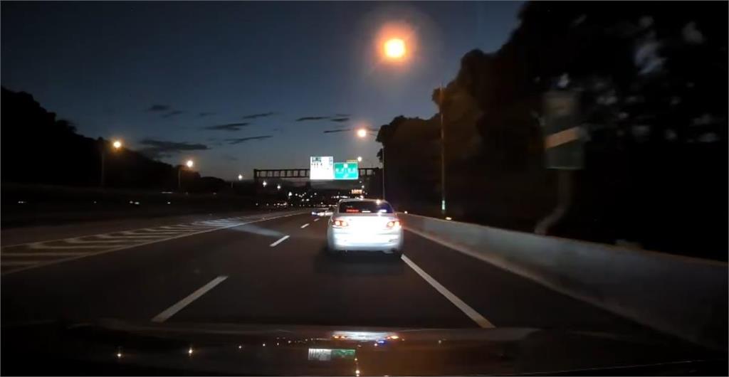 快新聞／冒充警察？國道1號突見車窗伸出指揮棒攔車　下場曝光