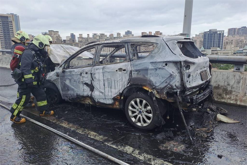 快新聞／五楊高架橋林口段驚傳火燒車！　1男順利逃生無人傷亡