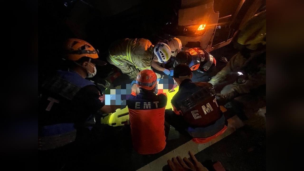 快新聞/台84線麻豆路段凌晨重大車禍!3車追撞「1男噴飛落橋命危」緊急送醫搶救