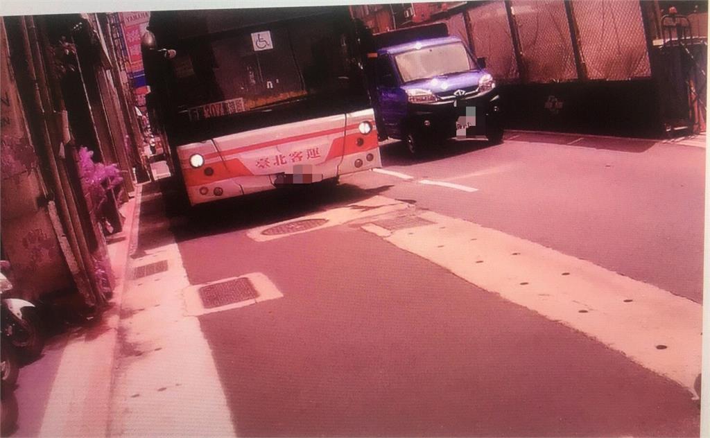 快新聞／萬大路兩公車追撞 車窗破裂割傷8歲男童