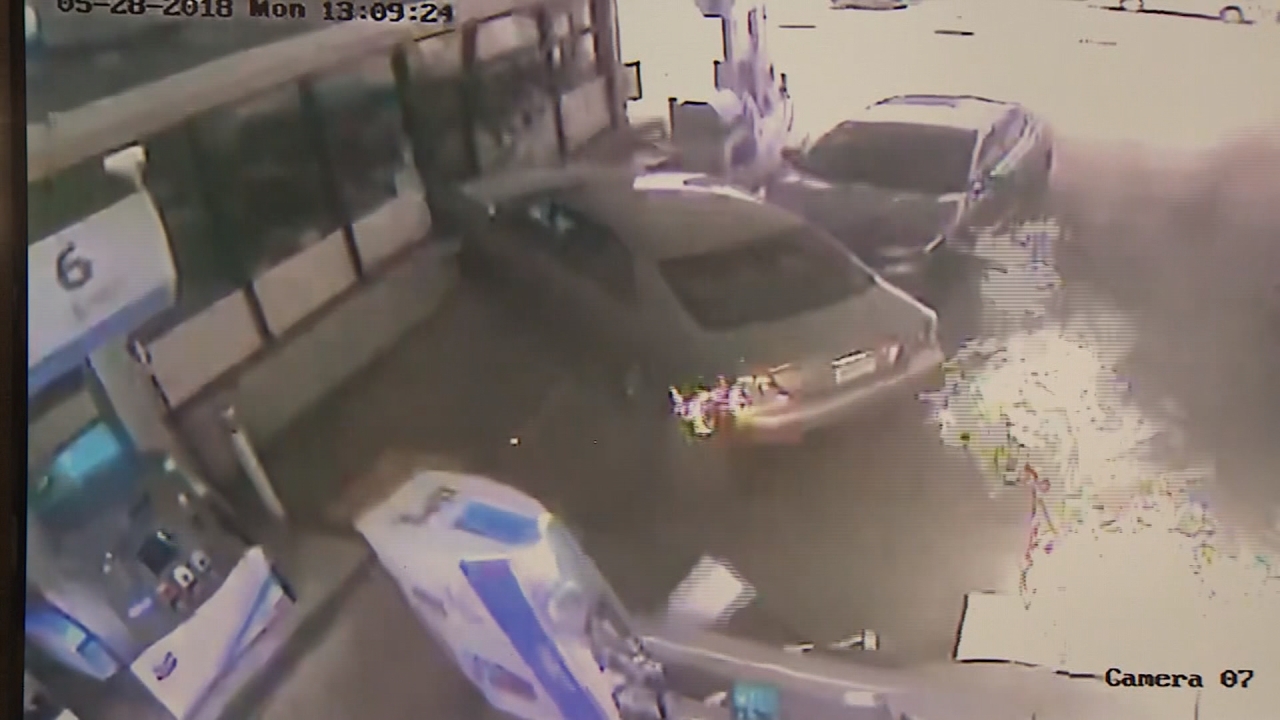 美佛州驚傳汽車撞加油站 民眾受驚嚇大叫