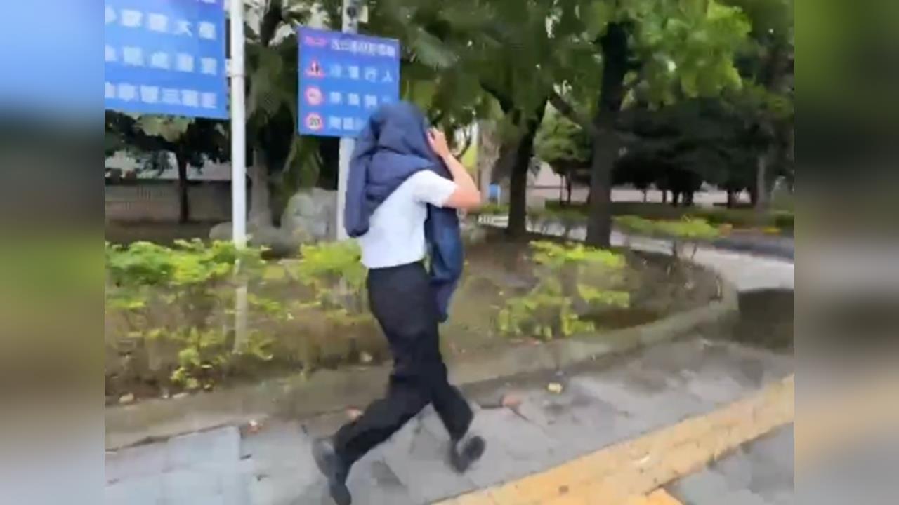 頭份「狼醫」交保不發一語快閃　戴電子手環行動遭監控