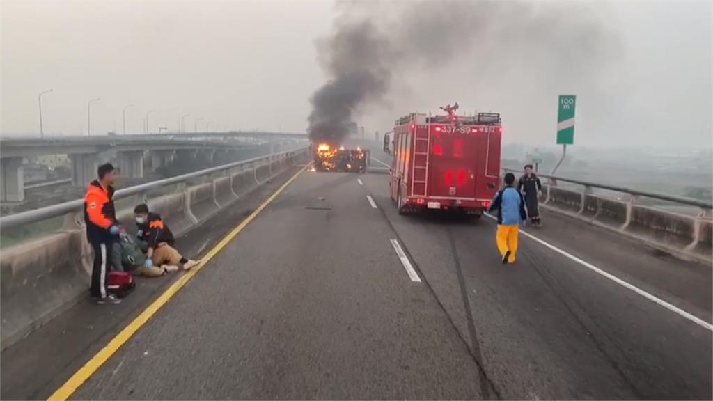 險！開到一半被撞翻釀火燒車...6旬駕駛死裡逃生