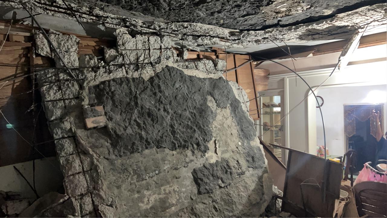 快新聞／基隆民宅天花板整片崩塌往下砸　住戶驚喊「差一點就再見」