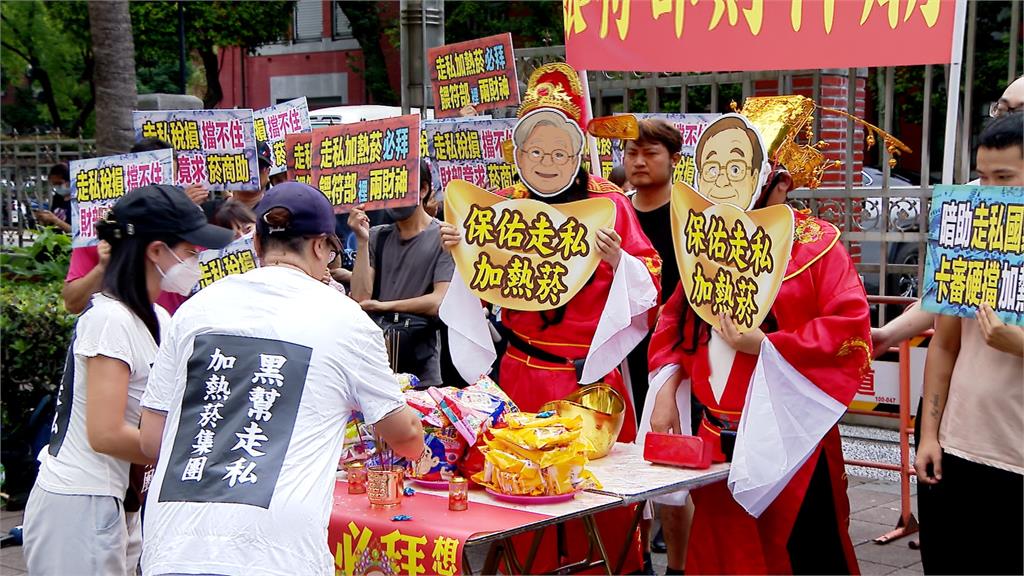 抗議民眾行動劇扮財神！　諷衛福部「卡關加熱菸」助長黑市