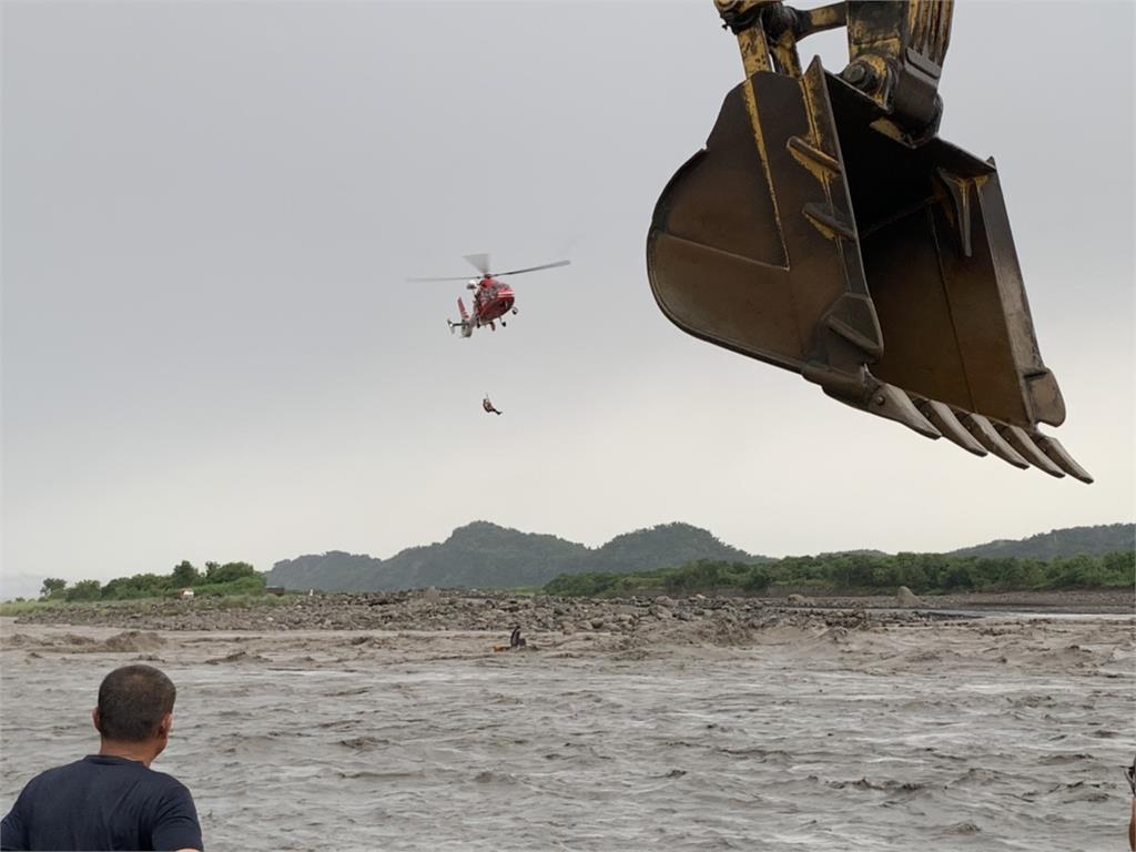 就快被沖走！屏東高樹溪水暴漲「2砂石車受困沙洲」　直升機急吊掛救出4人