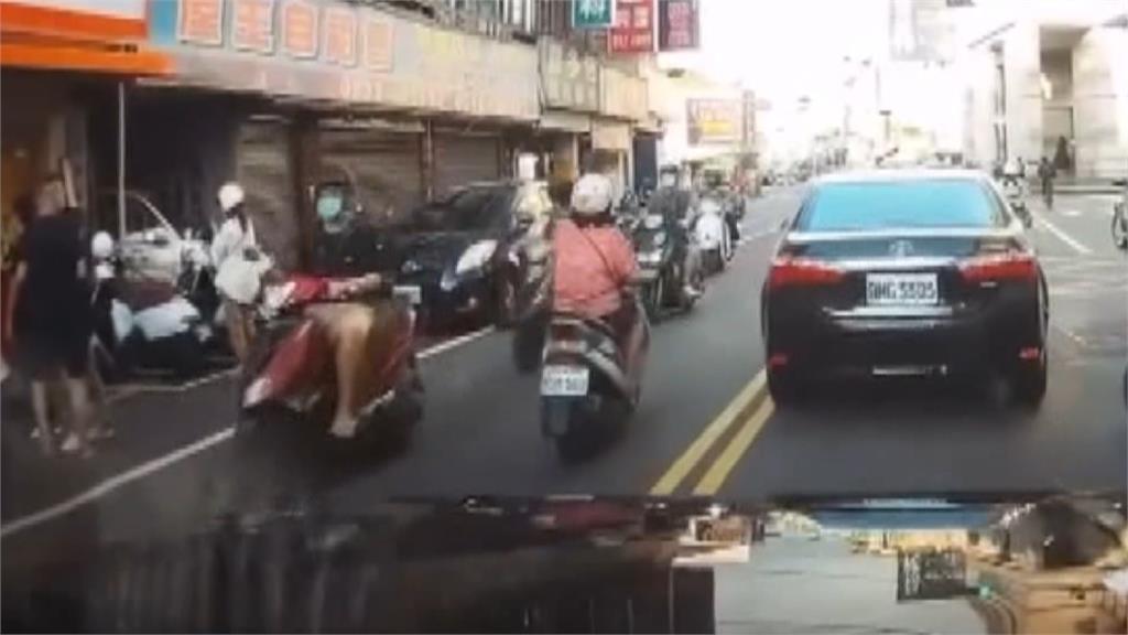 全程靠左！　婦人騎車沿路逆向狂衝