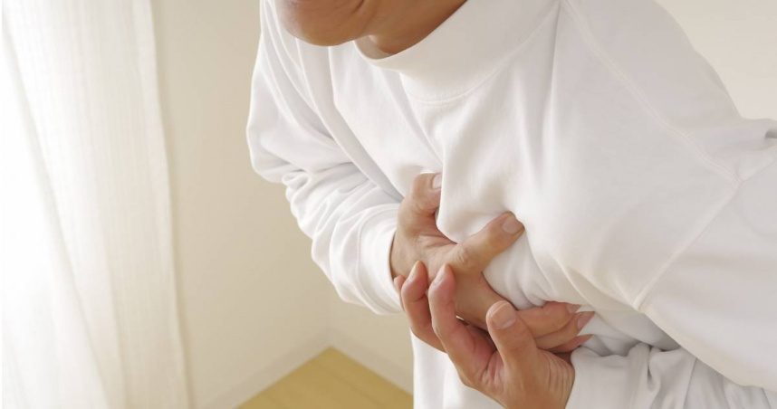 血壓飆170、胸悶還能出國嗎？　醫點名「4大警訊」別硬撐上飛機