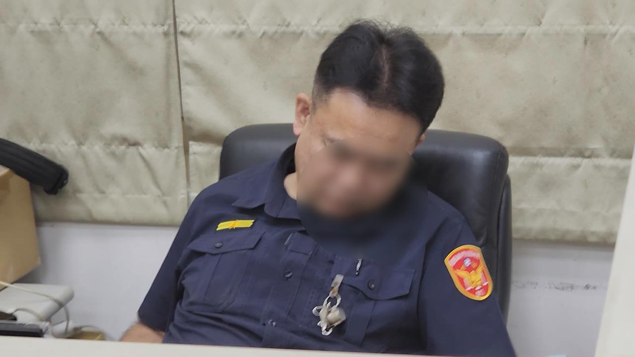 超扯! 高雄副法警長"上班睡覺鼾如雷" 睡飽狂滑手機
