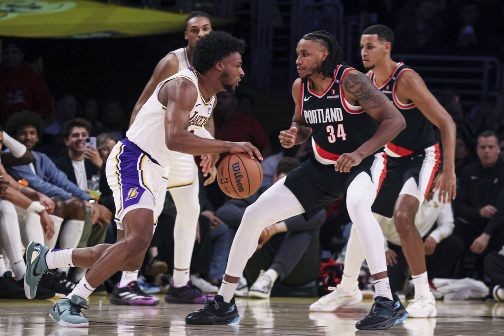 NBA(影)/詹皇兒子教得好 小菜鳥Bronny坐板凳看到大哥來馬上讓座