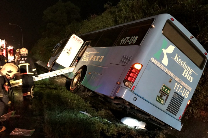 影／基隆客運國道出車禍 9人受傷送醫