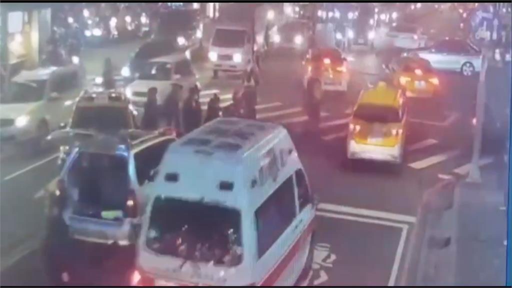 小黃司機行駛中昏迷 撞對向車.熱心民眾急救