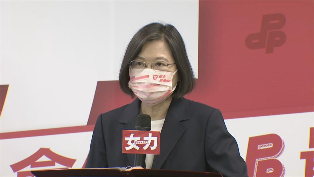 快新聞／民進黨組女力連線　蔡英文批藍：有人自稱「媽媽市長」、有人家族干政