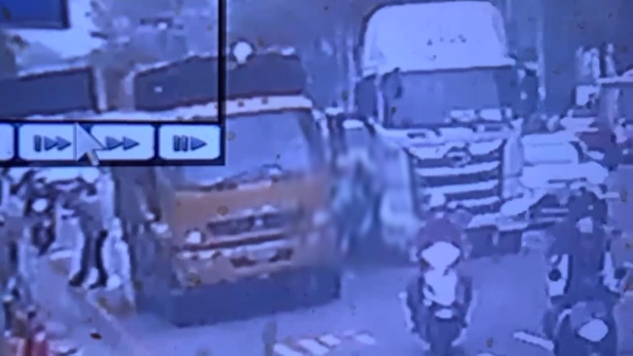 桃園母載1歲女疑「鑽車縫」遭拖板車輾過　2命危搶救中