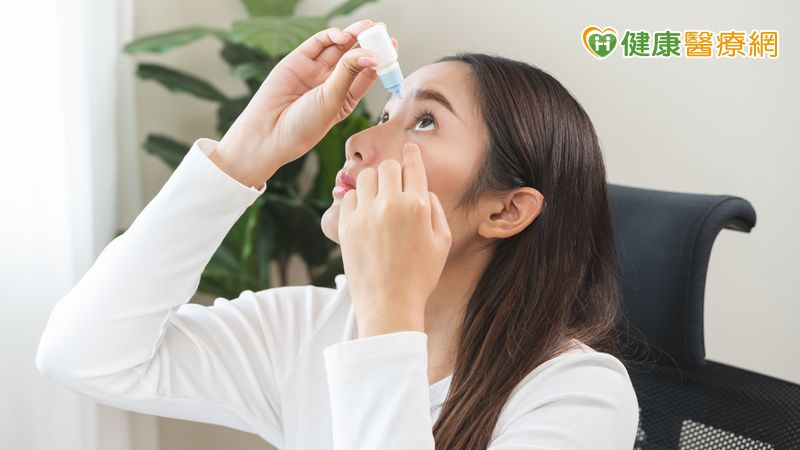 眼藥水別用錯　直接滴眼球恐刺激角膜！藥師教你如何正確使用