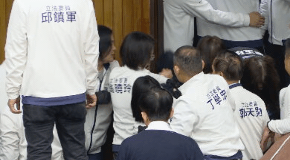 快新聞／議場激烈衝突！黃捷遭陳玉珍等人抱住往後摔　她怒賞翁曉玲巴掌畫面曝