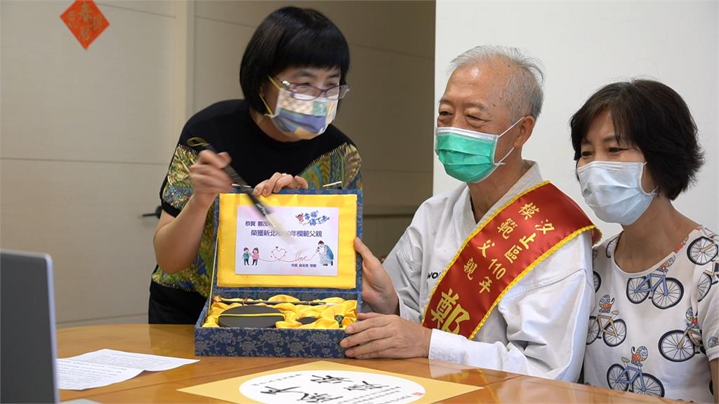 疫情取消公開表揚 侯友宜視訊祝賀模範父親