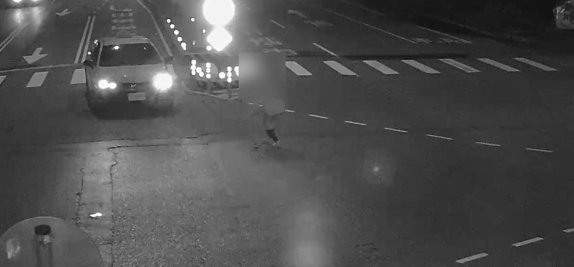 有事嗎？花蓮醉男半夜闖路中央　持石塊砸路過車輛　小黃司機嚇壞
