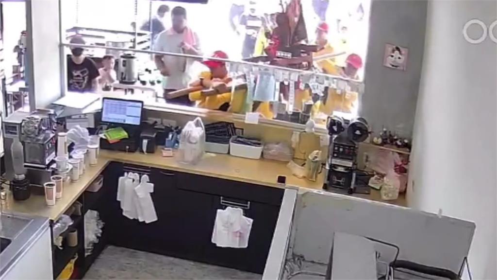 急著賜福？　神農大帝遶境巡水田　衝進飲料店撞破玻璃