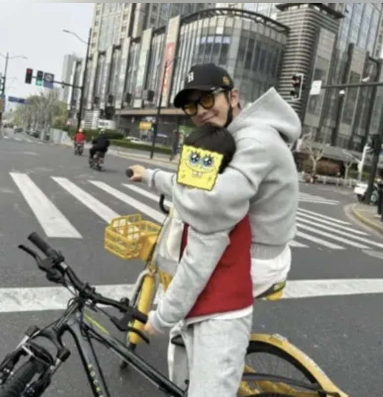 黃曉明帶9歲兒子街頭騎車違法！緊急刪文道歉主動報警受罰