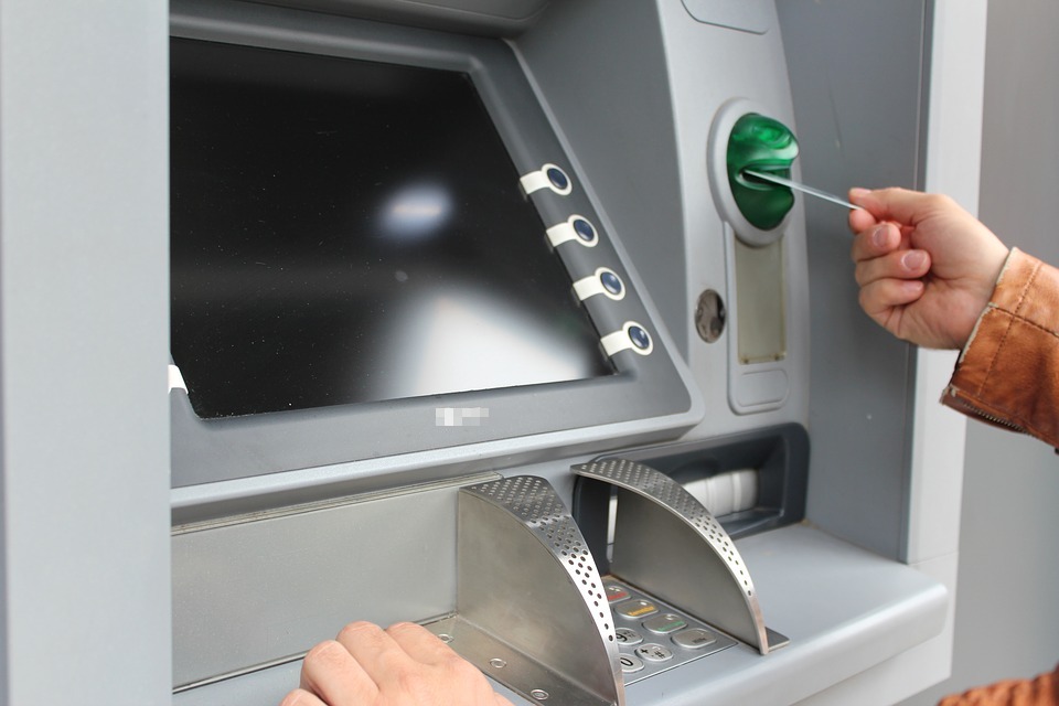 大媽霸占ATM將200元「存進又提出」　網曝「黑暗用途」：優惠多！