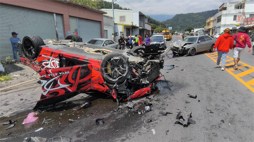 拖鞋卡油門！　賽車失控暴衝撞擊4車　民眾：以為爆炸