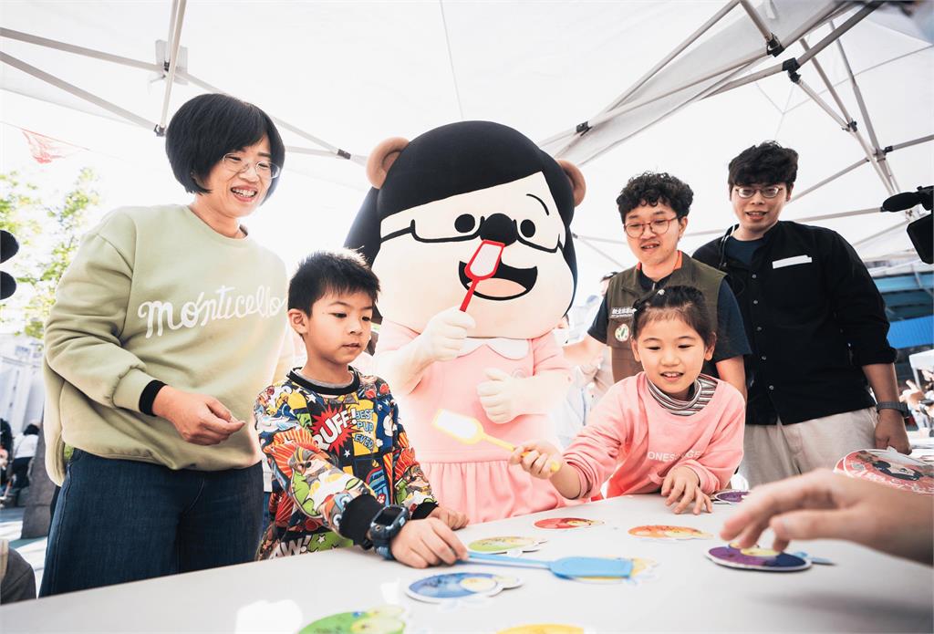 快新聞／綠親子活動前進汐止　蘇巧慧談大罷免：藍推荒謬公投替剷藍委行動添柴火