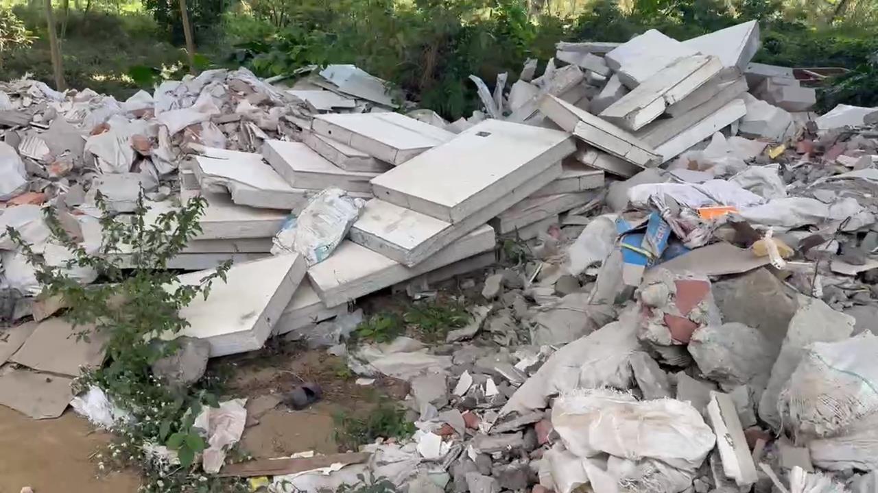 惡劣濫倒！新竹景觀大道下＂滿滿廢棄物＂ 市府：絕不姑息