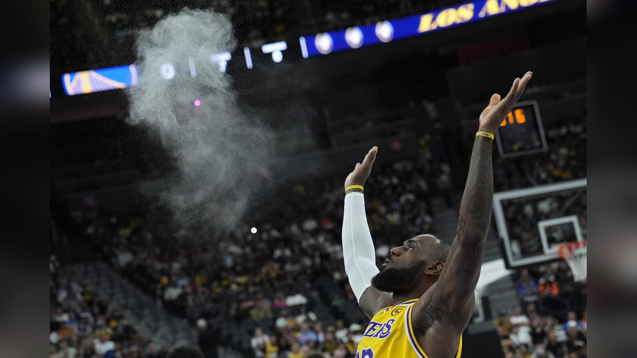 NBA(影)／詹皇獨有的「灑粉儀式」意外噴到八村壘！網友開酸：難怪得0分...