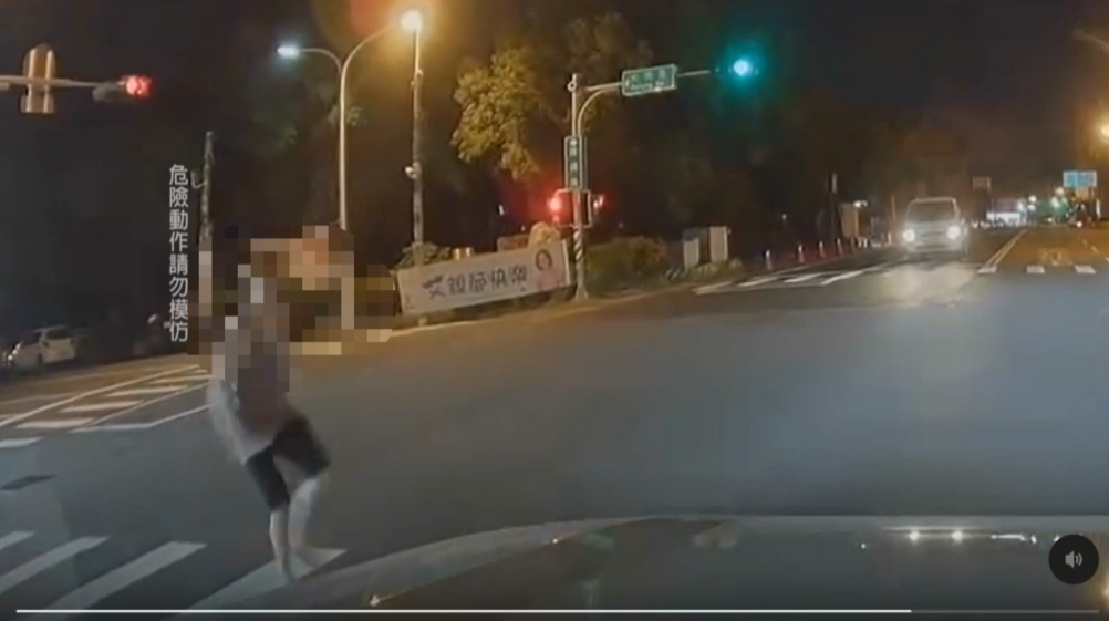 碰瓷男出沒？竄出險被撞還笑著離開　女駕駛氣炸