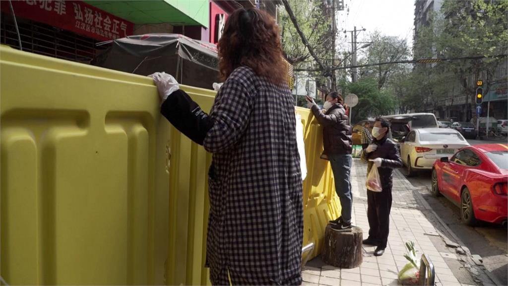 怕怕的？武漢市場解禁 攤商自隔2公尺高圍欄買賣