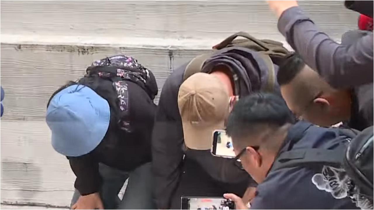 曾金援82萬…張文父母「哽咽下跪」道歉！被問兒子「生前關鍵1事」快閃離去