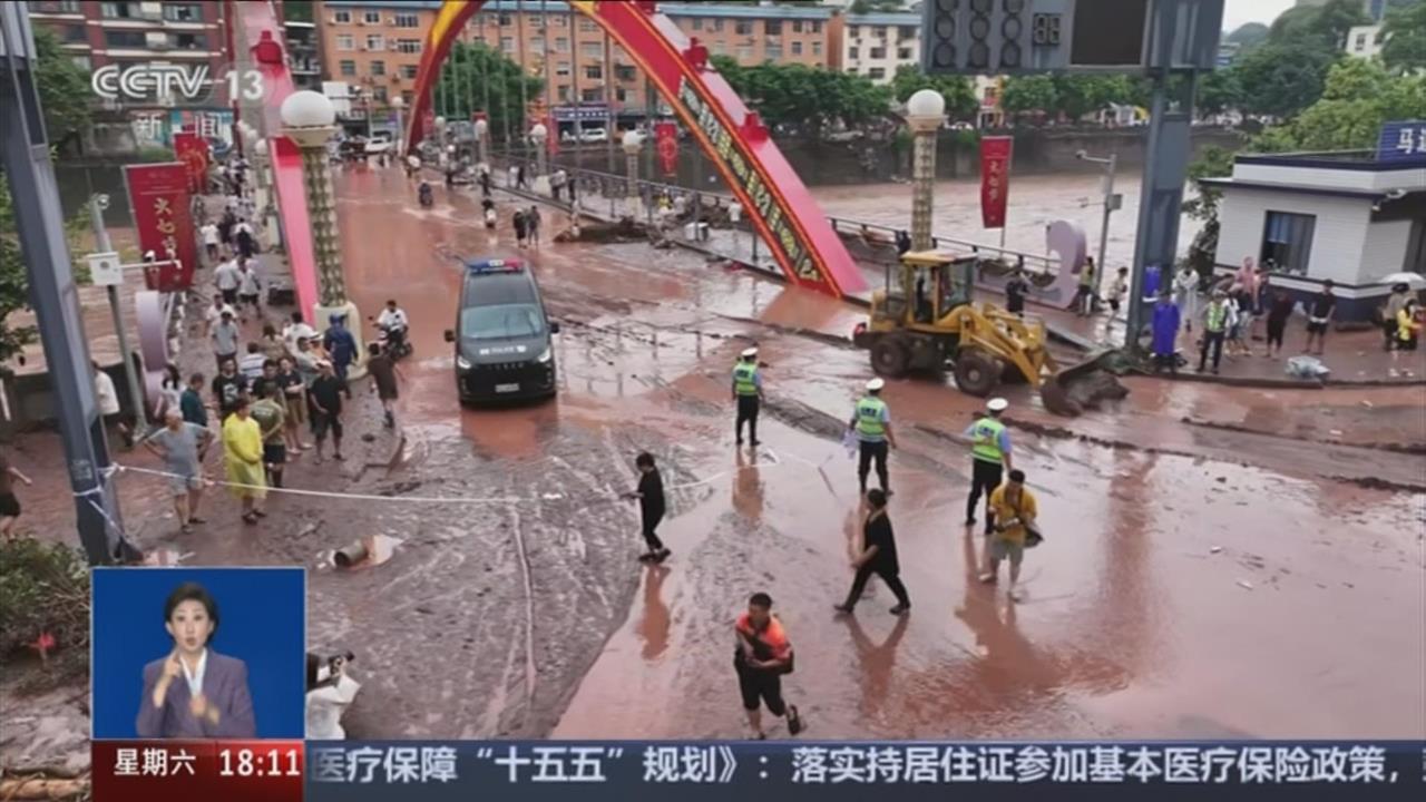 四川暴雨淹水2.5公尺　車遭沖走﹑居民抱樹求生急撤千人