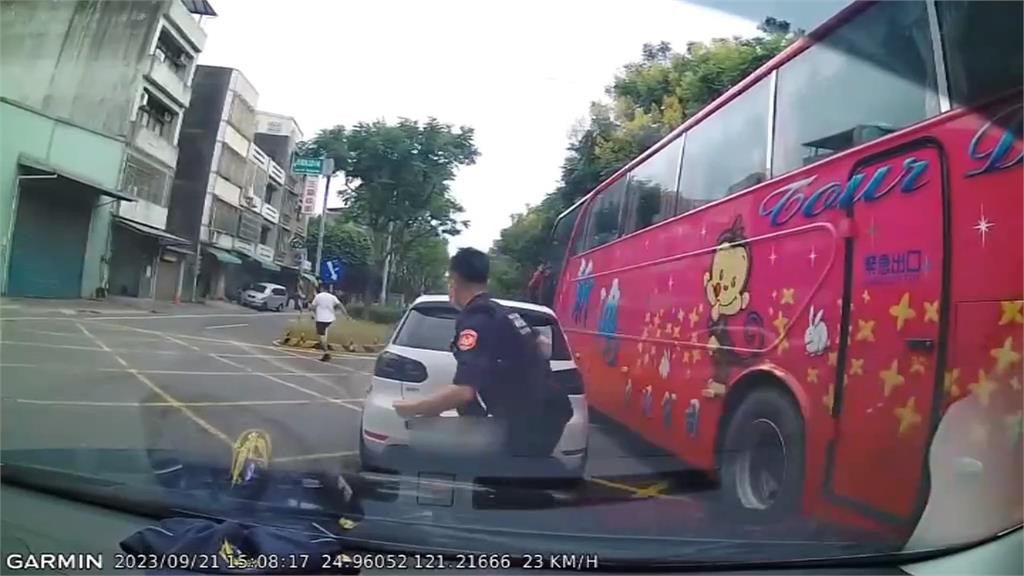 小客車自撞分隔島！副駕男見警下車竄逃　原來是通緝犯還持毒