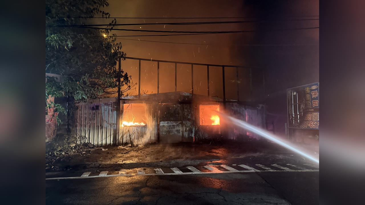 最新／新北泰山鐵皮工廠晚間驚爆火警　大規模延燒500平方公尺