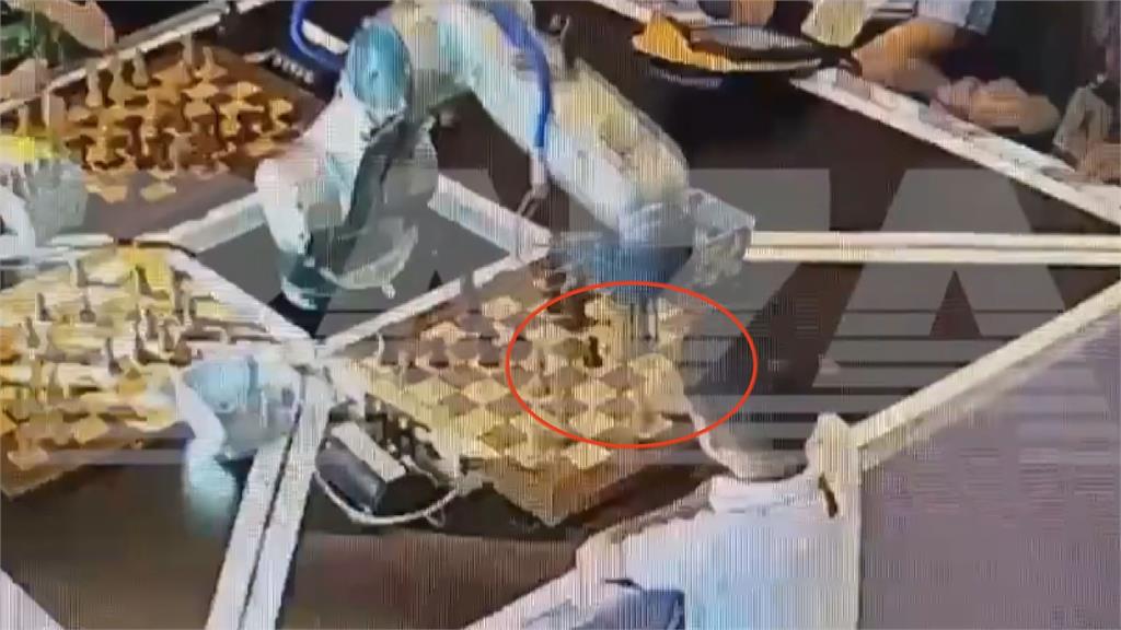 下棋太快遭判定AI？俄7歲男童手指竟被機器人打斷　官方：它絕對安全