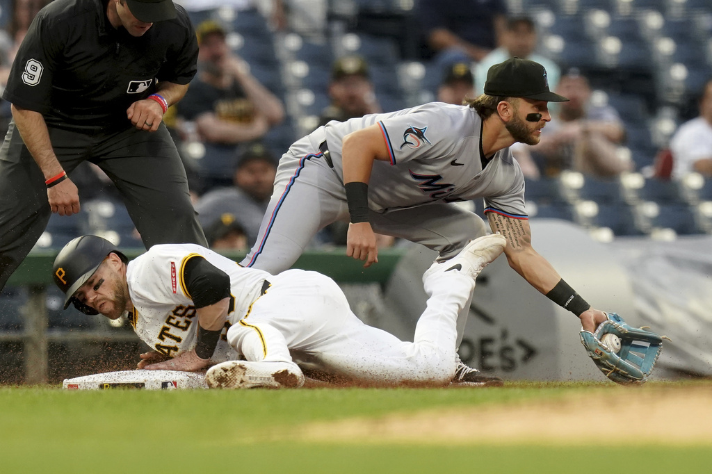 MLB(影)／是系隊在公園比賽？馬林魚守備大煮粥「一支短打掉2分」遭海盜打爆