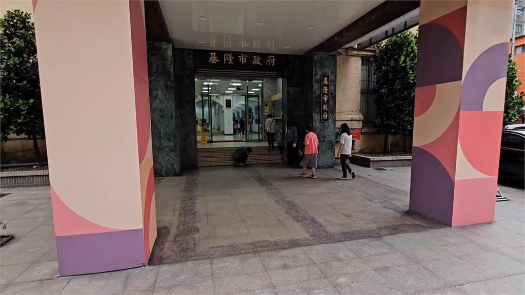 基市府前人工草皮裝了又拆　議員痛批浪費公帑