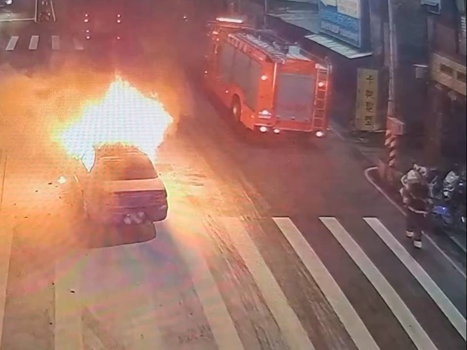 轎車引擎室.車廂起火燃燒　陷入火海　2人驚險跳車逃命