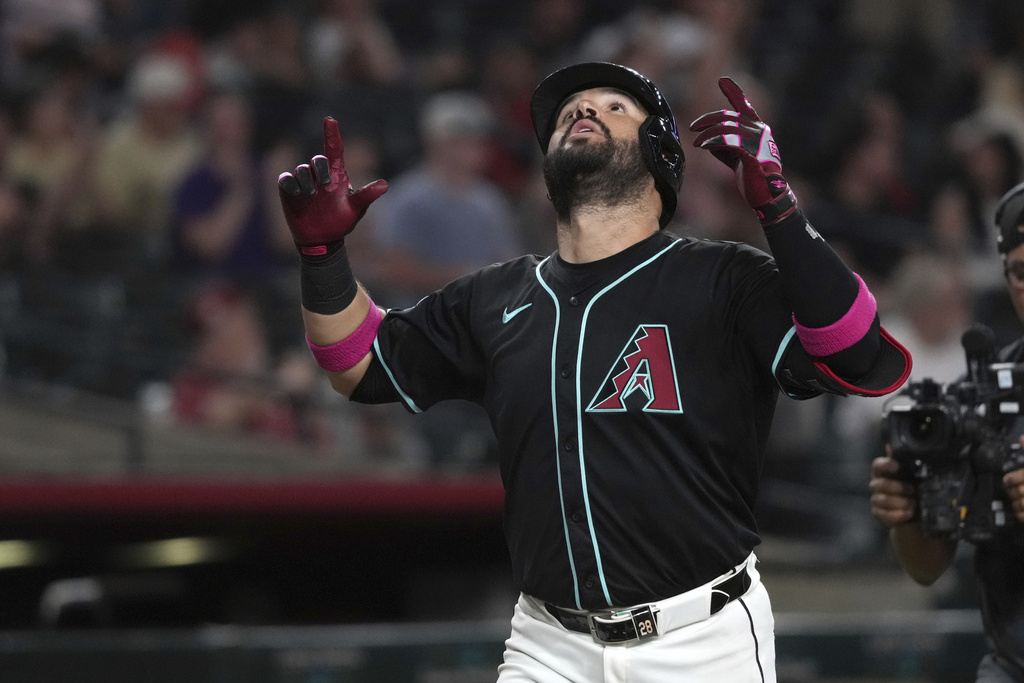 MLB(影)／一響尾蛇球迷多次干擾外野手接球　球隊忍無可忍只好「這樣做」