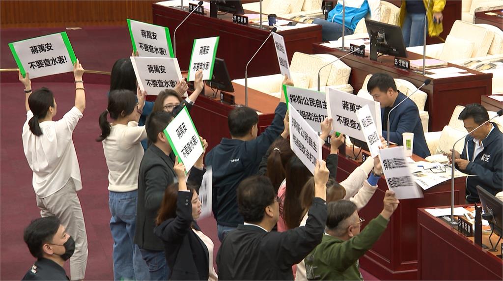 台北市議會開議首日鬧哄哄！　議員送蔣經國日記稱「不要忘記反共」