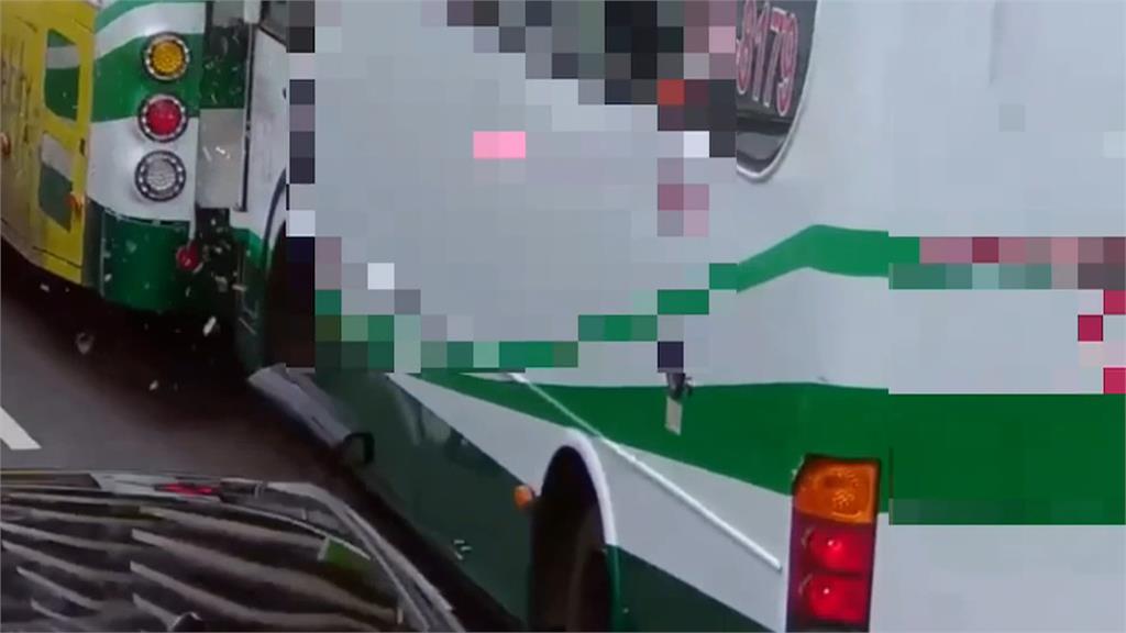 玻璃車殼碎裂噴飛！新莊2公車追撞　斷牙、下巴受傷...3乘客送醫