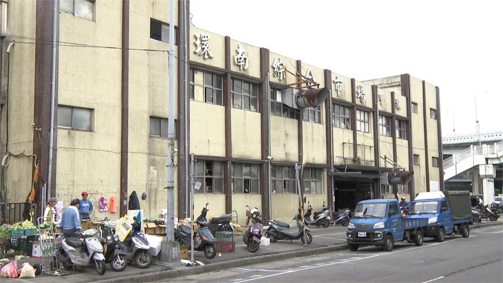 不滿環南市場改建設計 攤商抗議爆衝突